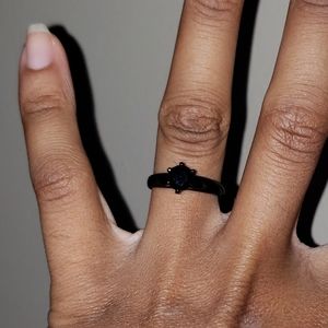 BLACK SOLITAIRE TITANIUM RING